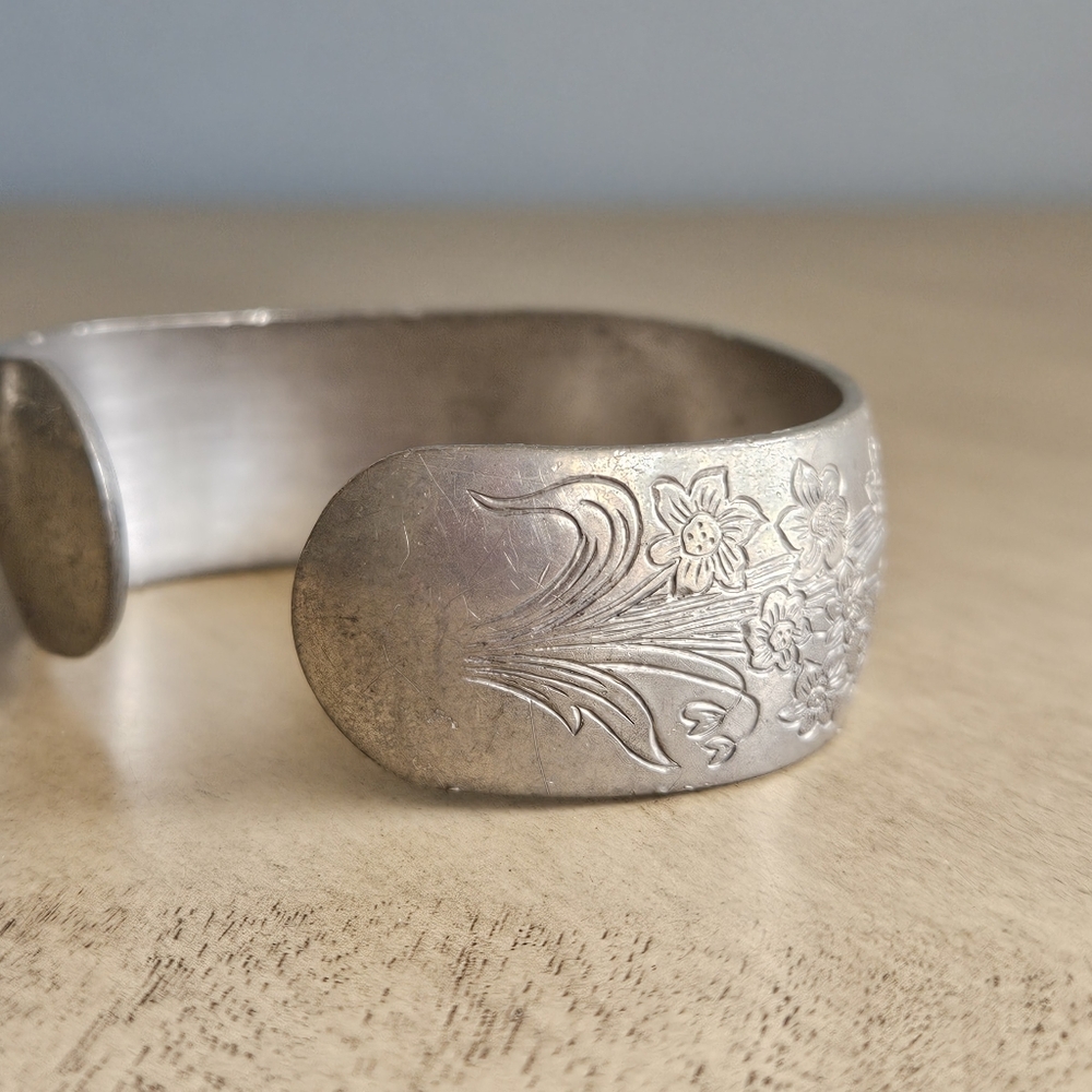 Vintage Wide Cuff Floral Engraved Bracelet Signed Narcissus 900-12 Kirk Pewter - Picture 7 of 10